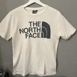 Säljer en oanvänd rundhalsringad T-shirt från märket ”the north face” 👕tröjan består av 100% bomull och ett grått tryck på bröstet av märket 🔥tröjan passar dig som har storlek small men kan passa medium 🟡nypris 300 kr! Dm för mer info ℹ️. Mvh 