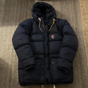 Fjällräven jacka - Säljer denna fjällräven jacka i man modell som är i toppen skick 9/10, inga skador som hål eller något tar även byten 