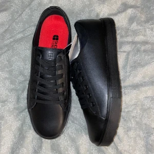 Helsvarta Skor - Oanvända helsvarta skor till bra pris!  Storlek:43 Antislipp sula