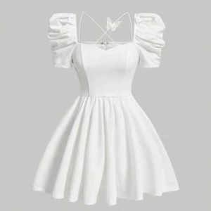 Studentklänning  - Helt oanvänd ändats testad. Tanken var till studenten men såg inte att fjärilen var på den förens jag köpte den o sen glömde lämna tillbaka.