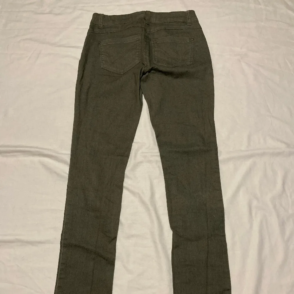 Vintage lågmidjade jeans från only. Skinny/raka ben. Waist 32 lenght 32. Bra skick. . Jeans & Byxor.