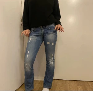 Lågmidjade bootcut jeans - Jättesnygga lågmidjade bootcut jeans från replay❣️❣️ Innerbenslängden ör ca 78 cm och midjemåttet är ca 38  cm rakt över❣️ personen på bilden är 169cm och brukar ofta bära storlek s/26❣️ Pris kan diskuteras vid snabb affär, använd gärna köp nu funktionen