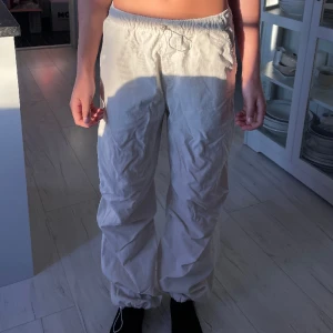 Manchester CargoPants  - Beige manchester cargos från Zara. Strl XS. Använda 1 gång. 