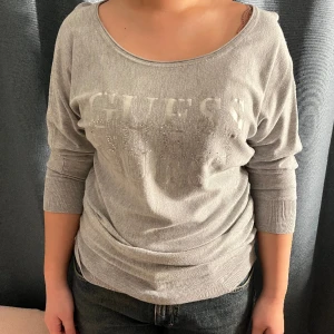 Guess tröja  - En cool guess tröja som ej går åt användning längre, skriv om du vill köpa, inga defekter och ej mycket använd.