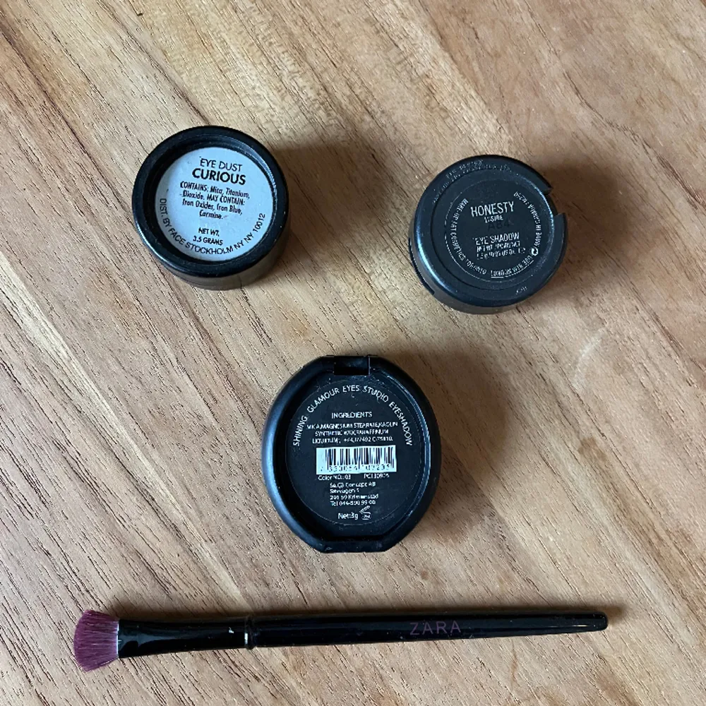 3 olika ögonskuggor blandade märken. FACE, STAR & MAC + en borste från Zara. Sparsamt använda!  30kr/st eller alla för 60kr borsten följer med till den första som köper!  Första att köpa får med ett fodral från make up store (se bild). Övrigt.