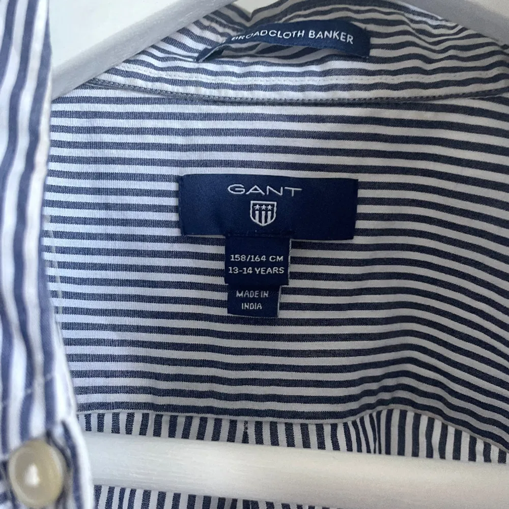⭐️En superfin randig Gant skjorta i storlek 158/164, men funkar som en XS💕 . Skjortor.