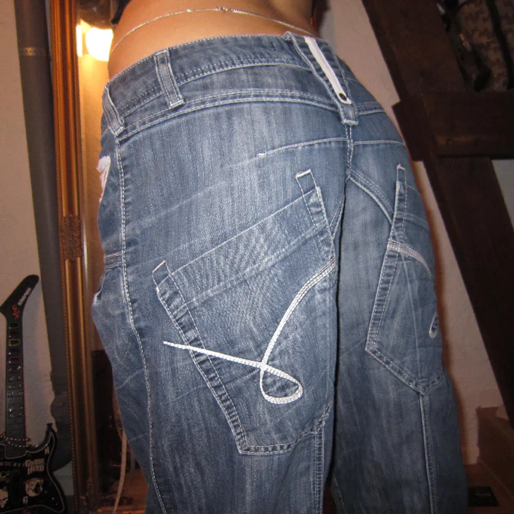 low waisted baggy jeans med patches. Jeans & Byxor.