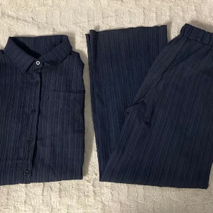 2 piece set - It’s in perfect condition!  Color: Navy blue