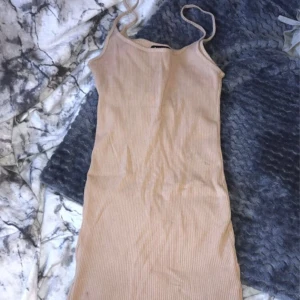 Klänning  - Aldrig använt, sitter väldigt tajt på kroppen och är väldigt uttöjbar 