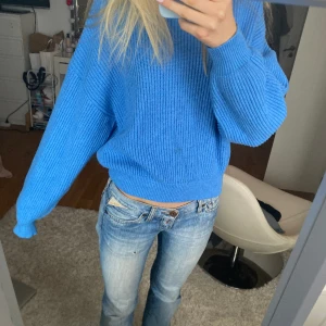 Blå stickad zara - Jätte fin söt ganska tjock stickad tröja från zara! Bra skick, säljer pga att jag inte får användning av den. Passar många storlekar beroende på hur man vill att den ska sitta. 