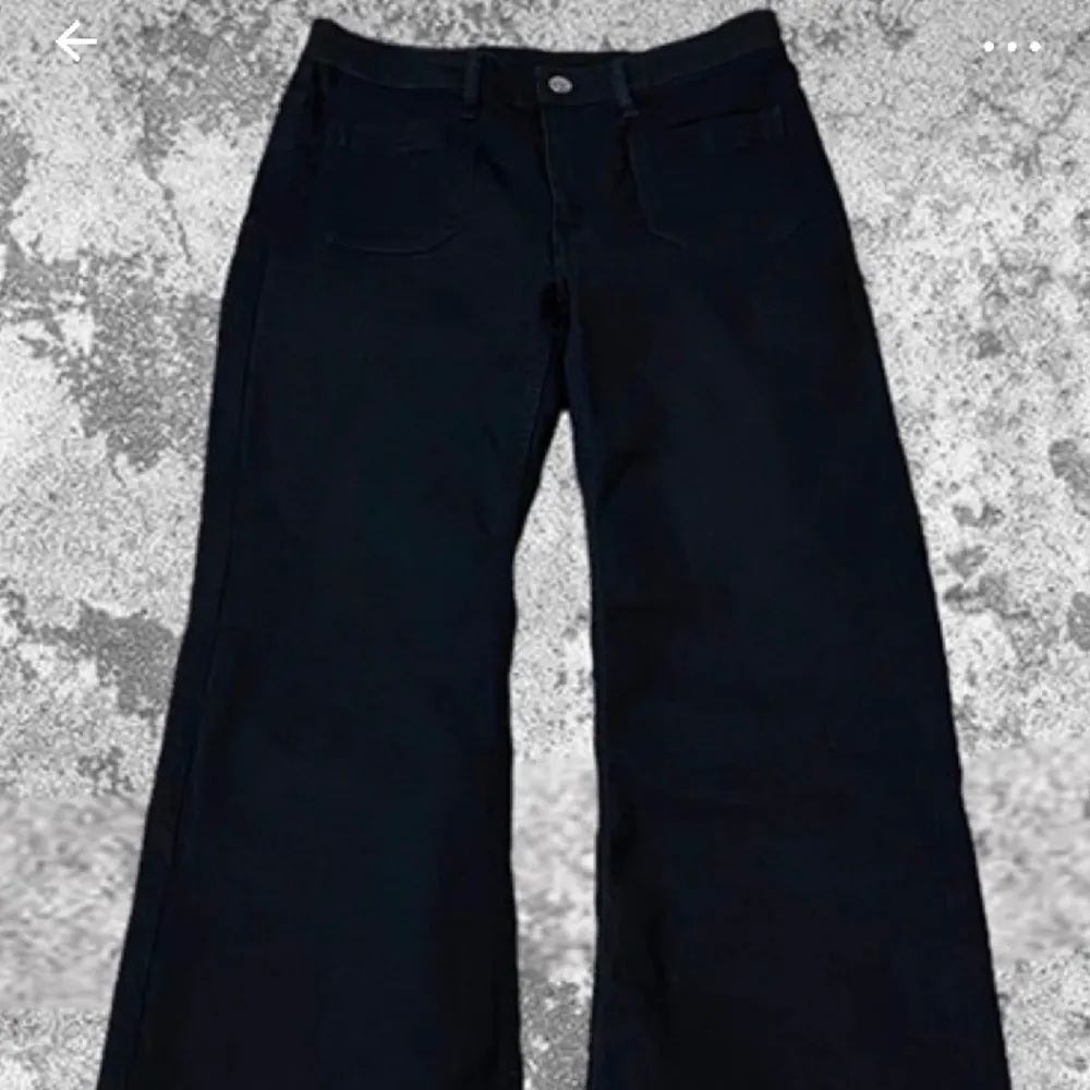 Superfina svarta jeans med små fickor fram. Bootcut/straight✨💕   Köpt på vinted men säljes pga för korta på mig som är runt 170. Hör av dig för bilder i full storlek:) de fick inte plats i Plicks format🌸. Jeans & Byxor.