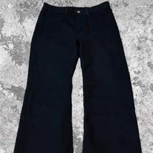 Superfina svarta jeans med små fickor fram. Bootcut/straight✨💕   Köpt på vinted men säljes pga för korta på mig som är runt 170. Hör av dig för bilder i full storlek:) de fick inte plats i Plicks format🌸