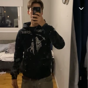 Rhinestone hoodie - Säljer min rhinestone hoodie. Knappt använd, fint skick ingen ”sten” som lossnat eller något slitage på tröjan. Finns i sundsvall, skriv om du undrar något. Pris kan diskuteras.