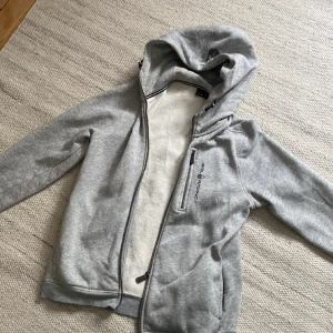 Sail racing hoodie - Sail racing zip hoodie i storlek 170 men sitter som XS/S. Inte använd mycket och väl omhändertagen. 