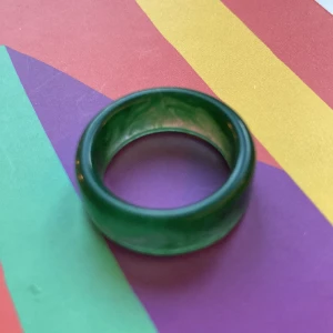 Grön ring - Den här ringen köpte jag. Men jag har inte använt den så mycket då den inte är min stil längre.