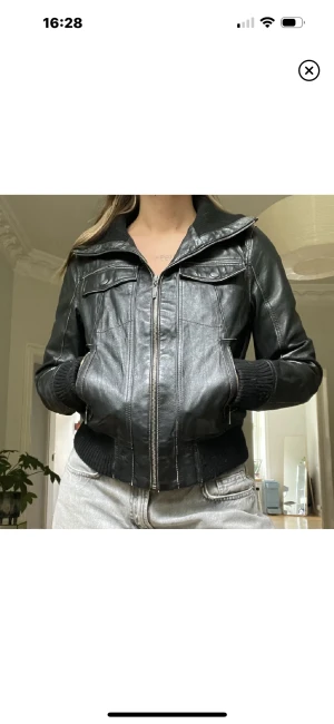 Skinnjacka  - Lånad bild Jätte fin skinnjacka köpt här på plick för några månader sedan 🩷 Jackan är använd fåtal gånger och är i mycket bra skick! Priset kan diskuteras vid snabb affär 🩷