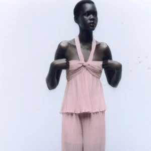 Rosa Zara Topp - En jätte fin rosa topp som är helt ny, oanvänd och har prislappen kvar. Säljer pågrund av att jag har alldeles för mycket sommartoppar. Den är slutsåld på deras hemsida och nypris är 379kr. 💗 (Är öppen för prisförslag)