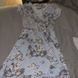 Sommarklänning - Jätte gullig sommarklänning. Jätte skönt material.