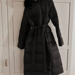 Vinterjacka - Säljer min helt nya vinter dunjacka. Jackan har en lång passform med svart äkta räv päls. Använd endast en gång! 