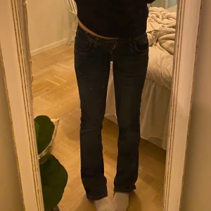 ltb jeans - säljer mina mörkblåa lågmidjade och utsvängda ltb valerie jeans. jag är 171cm för referens! nästan nyskick därav priset. skriv gärna för fler bilder💘💘