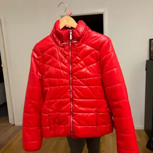 Röd jacka med bälte, ingen luva. Köparen står för frakten 💕