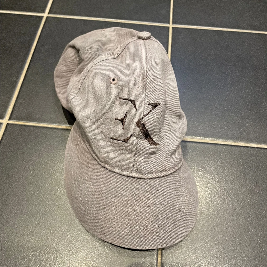 Grå keps som sitter snyggt