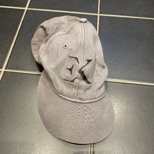 Grå keps som sitter snyggt  - Perfekt nyans av grå  urtvättad 