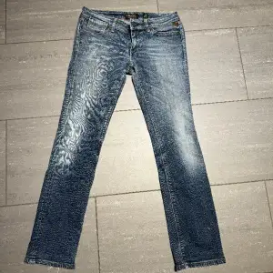 Superfina Replay jeans som är Lågmidjade  med dragkedja på fickorna🩷 kommer tyvärr inte till användning läbgre