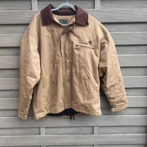 Timberland vinterjacka fodrad - Varm fodrad vinterjacka från märket Timberland Weather Gear Några pyttesmå fläcka, skick 9/10