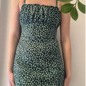 grön/vit blommig klänning från hm knappt använd🤍