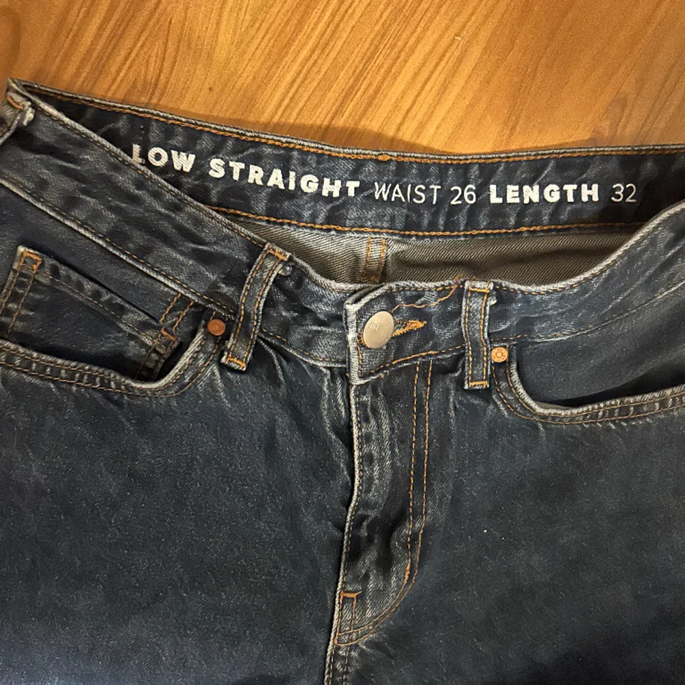Säljer ett par lågmidjade straight jeans då de är för små. Storlek 26 i midjan och 32 i längden! . Jeans & Byxor.