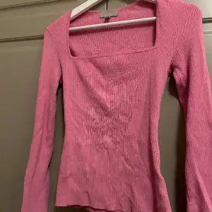 Säljer denna fina rosa stickade tröja med slits vid handleden. Storlek M! 
