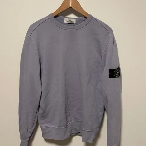 Stone Island Sweatshirt Medium - En grymt snygg sweatshirt från stone island som passar med nästan vad som helst. Patchen är i perfekt skick pch aldrig tvättat tröjan med den på. Tyvärr har tröjan små fläckar på 3dje bilden, har inte försökt ta bort dom så kan ej garantera om de går