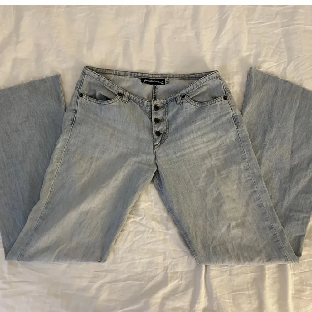 Säljer dessa jätte snygga jeans då dom inte passar mig💕(lånade bilder). Jeans & Byxor.