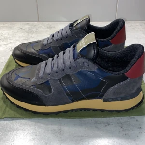 Valentino Rockrunner  - Hej, säljer nu mina valentino rockrunners i riktigt fint skick, använda cirka 5 gånger, ingår dustbag, bara att höra av sig vid funderingar.