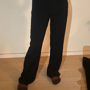 🖤Svarta mid-highwaist kostymbyxor 🖤 - Jättesnygga kostymbyxor som tyvärr inte passar mig längre. De är är enkla o sköna, och utsvängda och det finns en dragkedja på sidan. Lite noppriga vid insidan av låret o rumpan🩷