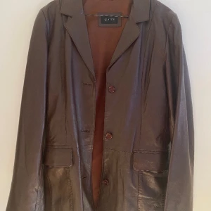 Äkta skinnjacka  - Säljer min äkta skinnjacka från gianini. Säljer den för har ingen användning av dig längre. Den är i bra skick nästan som ny. Funkar bra för regniga dagar o nästan för närsomhelst.  Materialet inuti jackan är silk. Pris kan diskuteras.
