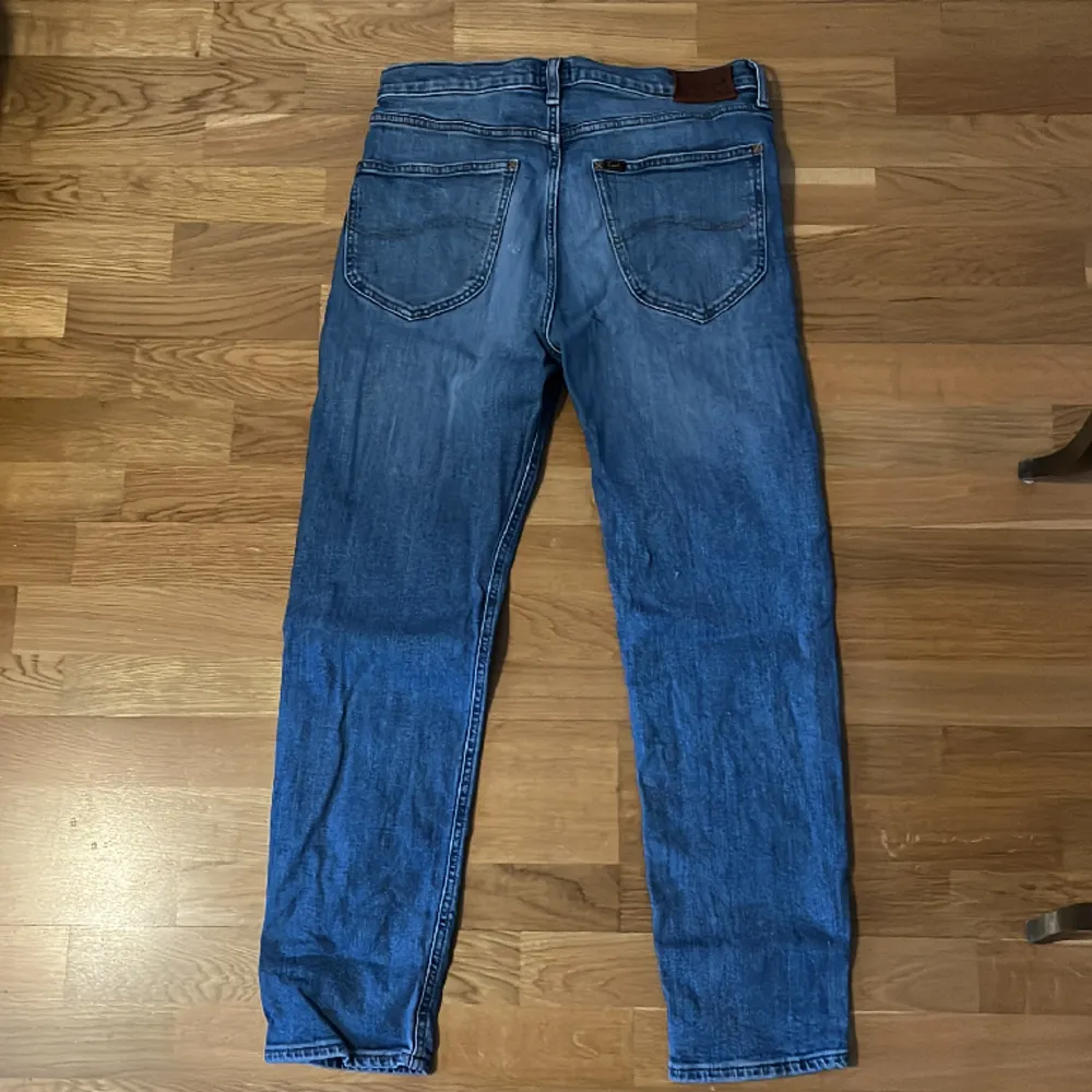 Säljer mina lee slim fit jeans, storlek 31/30. Använda fåtal gånger.. Jeans & Byxor.