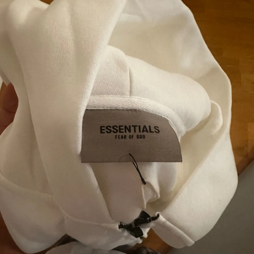 säljer en helt oanvänd Essentials Zip hoodie eftersom den kom för stort på mig. Den är 1:1 med väldigt bra material. Tags är fortfarande kvar. Storlek S men hade nog även kunna passa M. Hoodies.