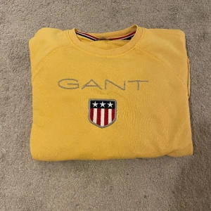 Gant sweatshirt - Hej! Jag säljer min gant sweatshirt för den kommer inte till användning. Storlek 170-S. Kom privat vid frågor🤍💕, frakt tillkommer!