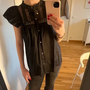 Svart topp💕 - Svart topp med volang😀 nypris är runt 800kr