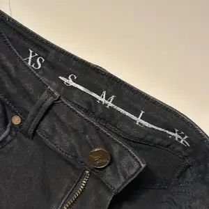 Svarta jeans från bikbok modellen är super high skinny och finns inte längre i butik eller på nätet, dom är i storlek xs och längd 32, är ett litet märke på benet men det syns knappt :)