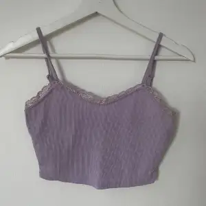 Ljuslila ribbad croptop med spetskant. Knappt använd, 20kr 💜