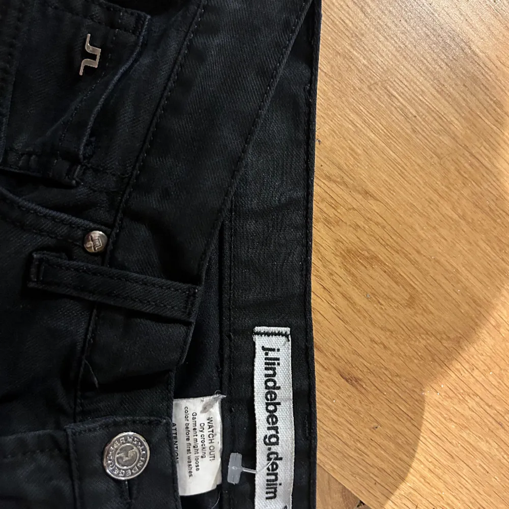 snygga midrise jeans!!🥰🥰från J.Lindeberg!❤️‍🔥❤️‍🔥 . Jeans & Byxor.