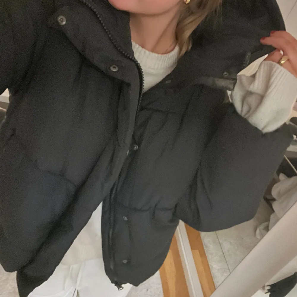 En svart stor fluffig skön vinterjacka från monki (frakt tillkommer) 🙌🏼. Takit.