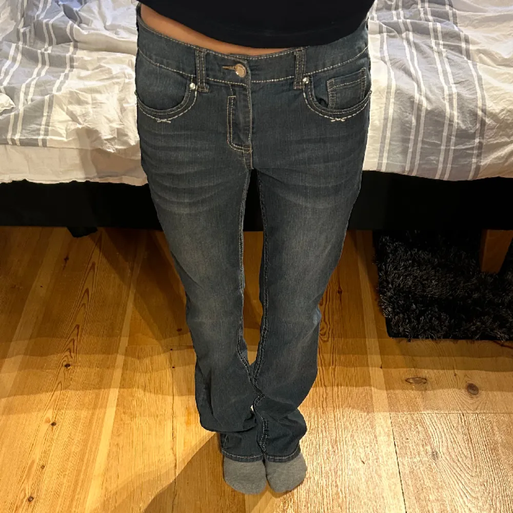 Snygga och coola lågmidjade jeans med cool bakficka! Innerbenslängden är 77 cm och midjemåttet är 39 cm rakt över! 💞Jag är 163 cm som referens! Hör av dig vid frågor eller fler bilder! Se profil för fler snygga jeans!. Jeans & Byxor.