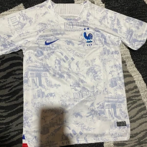 Frankrike fotbollströja  - Helt ny fotbollströja och aldrig använd. Säljer den pga att storleken inte passade mig.