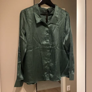 Mörkgrön skjorta från rut&circle - Mörkgrön skjorta från rut&circle. Storlek s. 