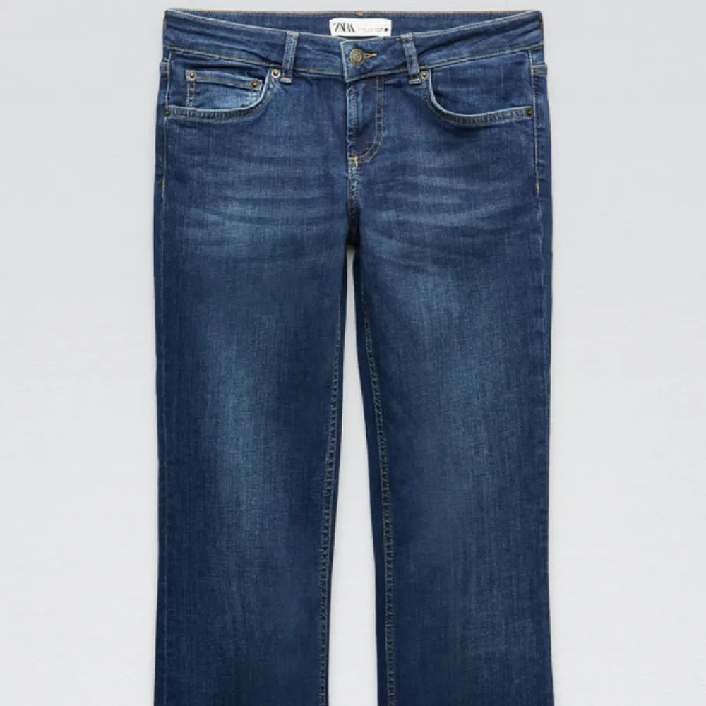 Så fina lågmidjade jeans ifrån zara! Ganska mycket slitage där nere och därav det billiga priser men annars superfint skick💓. Jeans & Byxor.