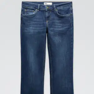 Så fina lågmidjade jeans ifrån zara! Ganska mycket slitage där nere och därav det billiga priser men annars superfint skick💓